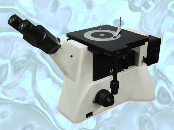 Microscope pour examens métallographiques